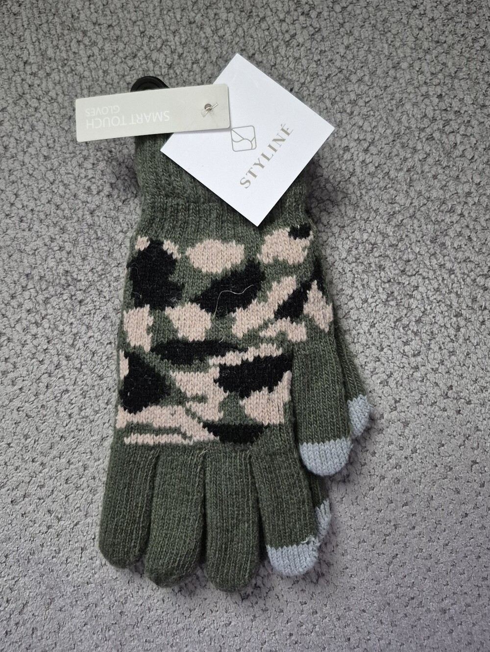 Stylne Olive Camo Knit Touchscreen Gloves